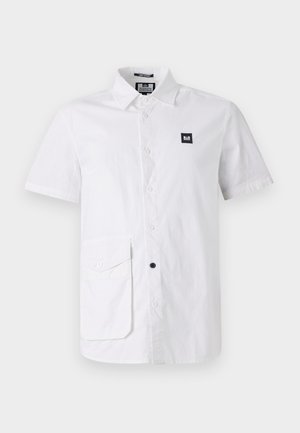 Weißes Kurzarmhemd aus Baumwolle, mit Button-Down-Kragen, Brusttasche und einem kleinen schwarzen Logo-Patch.