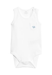 Weißer ärmelloser Bodysuit mit gerippter Textur, ausgestattet mit einer kleinen blauen Wal-Stickerei auf der linken Tasche und Druckknöpfen am unteren Ende.