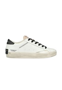 Baskets en cuir blanc avec des lacets noirs, des accents argent métallisé et un capuchon de talon noir texturé. Présente des coutures décoratives et un texte imprimé.