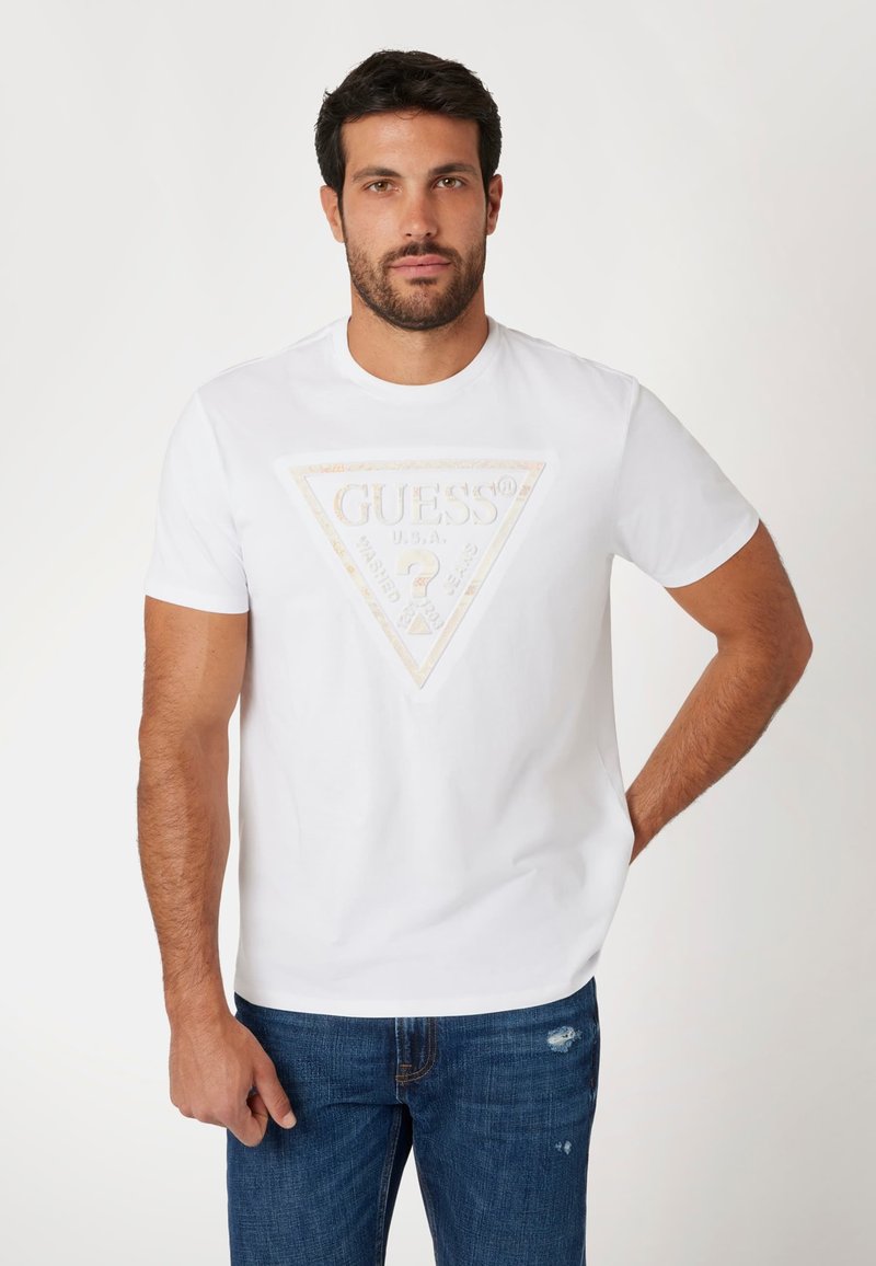 Guess LOGO-DREIECK - T-shirt con stampa - weiß