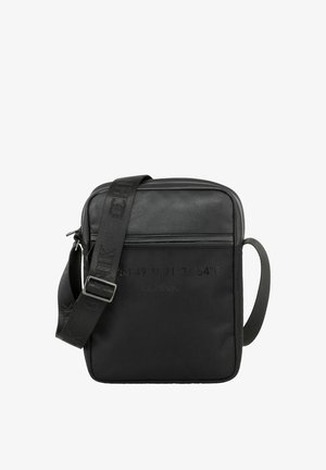 Czarna torba wykonana ze skóry i tkaniny, o prostokątnym kształcie, z wytłoczonymi współrzędnymi z przodu i regulowanym paskiem.