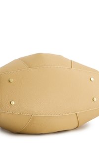 Gelbe Lederhandtasche mit strukturiertem Oberflächenbereich, akzentuiert durch Hardware in Goldtönen und sichtbaren Nähten. Abgerundete Form mit flachem Boden.