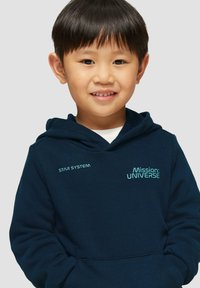 Navyblaue Kapuzenpullover mit dem Text "Star System" und "Mission: UNIVERSE" in Hellblau, aus weichem Baumwollmaterial, mit einer Fronttasche.