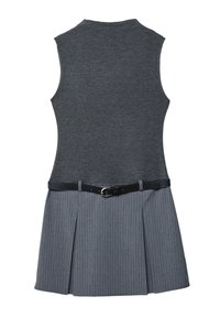 Grijze mouwloze jurk met een aansluitende top en een geplooide, gestreepte rok. Beschikt over een zwarte riem op de taille. Zachte stoftextuur.
