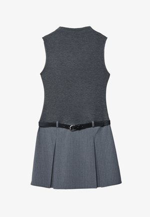 Abito grigio senza maniche con top aderente e gonna plissettata a righe. Presenta una cintura nera in vita. Tessuto morbido.