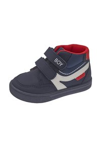 Chaussures montantes bleu marine avec accents rouges, design latéral blanc et deux bandes Velcro. Texte "GARÇON" sur la bande. Semelle en caoutchouc avec grip texturé.