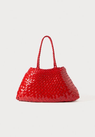 Borsa intrecciata rossa con finitura lucida, dotata di manici intrecciati. Forma triangolare distintiva e superficie testurizzata con un motivo fitto.