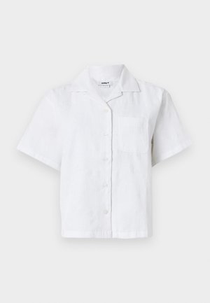 Camisa branca de manga curta com um padrão texturizado, frente com botões e bolso no peito. Feita de um tecido leve com um corte descontraído.