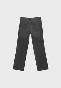 Jeans de mezclilla negra con corte recto, dos bolsillos traseros y una etiqueta en la cinturilla. La tela tiene una textura suave y una decoloración mínima.