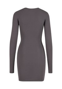 Robe ajustée à manches longues en tissu côtelé gris foncé, avec un col rond et un dos ouvert. Texture lisse avec une silhouette moulante.