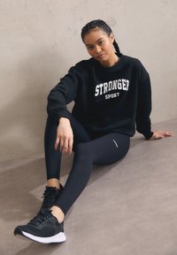 Stronger COMFY  - Pusa - black