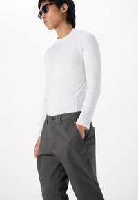 GAP SLIM PERFORMANCE STRETCH - Pantaloni chino - soft black