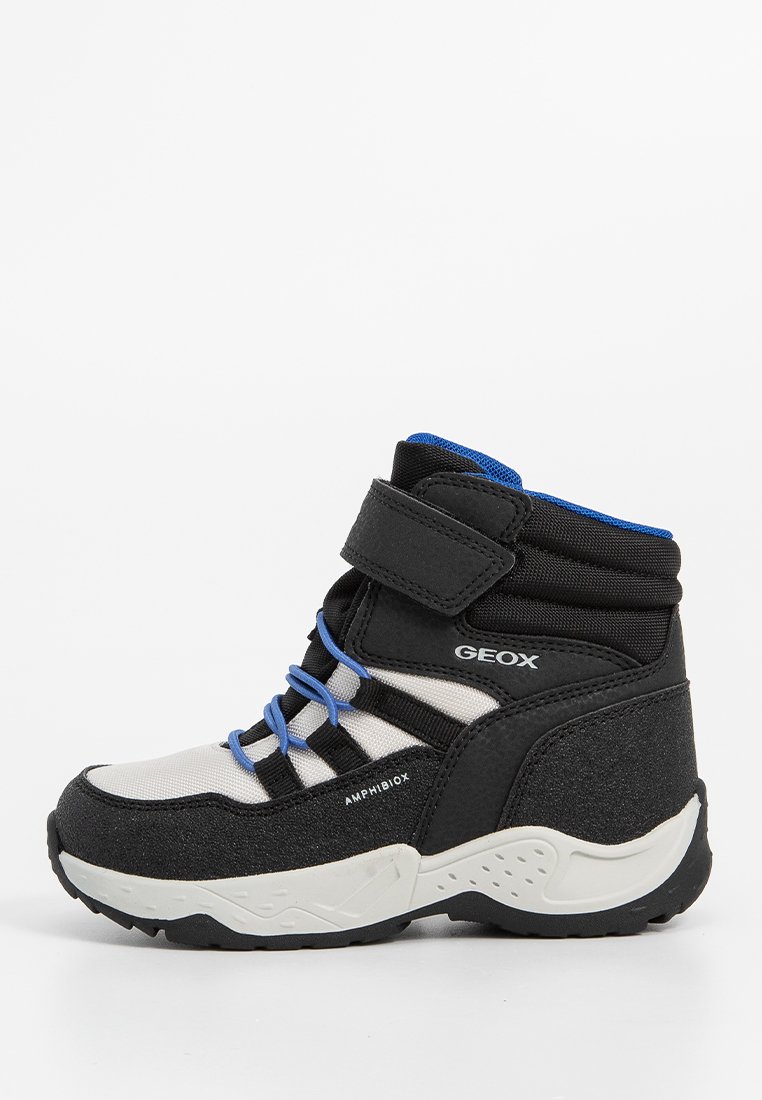 Schwarz-graue halbhohe Stiefel mit einem Klettverschluss, blauen Akzenten und strukturiertem Stoff. Ausgestattet mit Schnürung und Gummisohle.