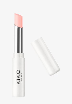 Balsam do ust z jasnoróżowym aplikatorem w białej tubce oznaczonej napisem „KIKO MILANO”, z zdjętą nakrętką, która leży obok.