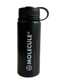 Schwarze Metall-Wasserflasche mit Schraubverschluss, strapazierfähiger Oberfläche und weißem Drucklogo "MOLECULE" an der Seite. Verfügt über einen Tragegriff.