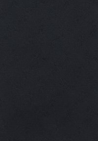 Czarna tkanina o textured powierzchni z delikatnym wzorem kwiatowym, z prążkowaną strukturą dodającą głębi i wymiaru.