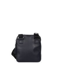 Borsa messenger in pelle nera con una forma strutturata, dotata di due spallacci regolabili e chiusura con zip. Texture liscia, design minimale.