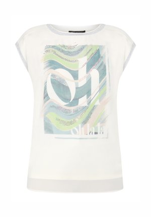 Witte blouse met korte mouwen, zilveren rand, abstract blauw-groen golvend ontwerp, strassaccenten en de tekst "oh la la" aan de voorkant.