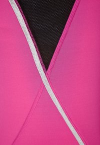 Rosa baddräkt med V-formad halsringning, svart nätinsats och kontrasterande silverstygn längs sömmarna. Slät textur.