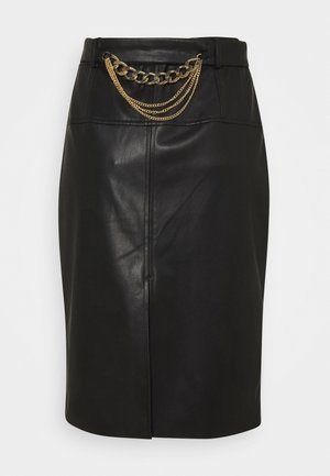 Jupe crayon noire en simili cuir avec fente frontale et détail chaîne dorée fixé à la taille.