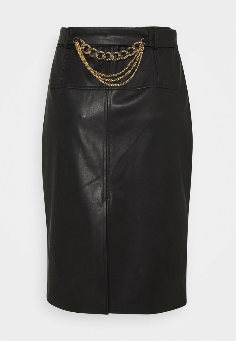 Jupe crayon noire en simili cuir avec fente frontale et détail chaîne dorée fixé à la taille.