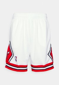 Pantalones cortos de baloncesto blancos con textura de malla, acentos rojos y negros, y un parche de logo. Cintura elástica y detalle de dobladillo a rayas.