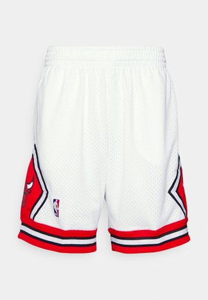 Shorts de basketball blancs avec une texture en maille, des accents rouges et noirs, et une écusson. Taille élastique et détail de bord rayé.