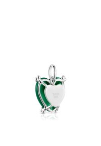 Ciondolo a forma di cuore in argento con rivestimento in smalto verde; presenta un design a doppio cuore e un piccolo anello per l'attacco; contrassegnato "TOUS S925."
