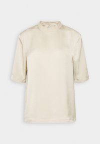 Kortærmet top i lys beige satin, der har høj hals med snørelukning, glat tekstur og en boxy silhuet.