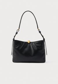 Geantă de mână din piele neagră, cu un design moale, adunat. Are un sistem de închidere rotund din metal auriu și o curea subțire de umăr.