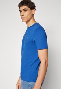 HUGO DERO - Jednoduché tričko - medium blue