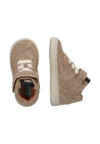Zapatillas perforadas beige con cordones blancos y tira de Velcro, con una superficie texturizada y suela de goma, mostradas desde arriba y de lado.