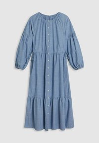 Sininen chambray-mekko, jossa on napitettu etuosa, pyöreä pääntie ja puffihihat. Mekossa on kerroksittain gathered-helma ja kiristettävä vyötärö.