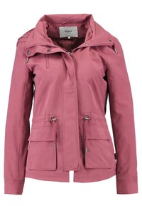 Giacca rosa da donna con zip, colletto alto, cordini regolabili in vita, tasche a patta e dettagli con bottoni a pressione sulle maniche e sul colletto.