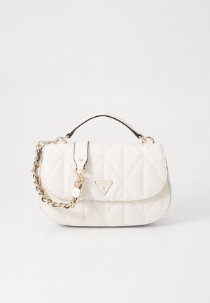 Weiße gesteppte Handtasche mit Tragegriff oben, goldener Kettenriemen und dreieckigem Guess-Logo auf der Vorderklappe.