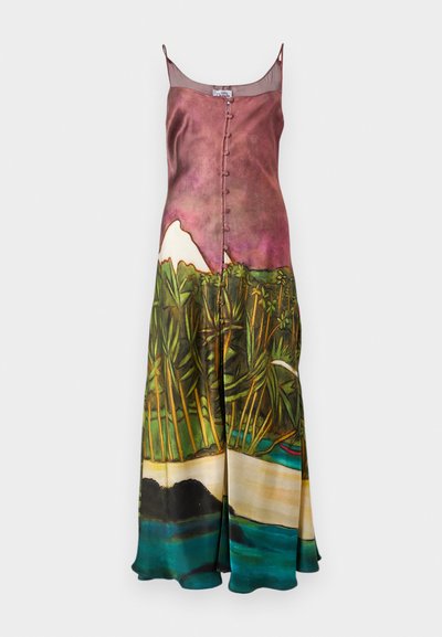 Μακρύ φόρεμα σατέν με λεπτές τιράντες σπαγγέτι· καλλιτεχνικό τοπίο σε εκτύπωση ροζ, πράσινου και μπλε· διαθέτει μπροστινά κουμπιά και ροή στη σιλουέτα.