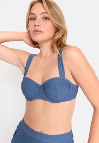 Modrý bikiny top s pevnou konštrukciou, širokými textúrovanými ramienkami a vertikálnym zošívaním. Hladká tkanina s matným povrchom.