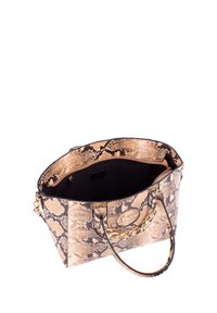 Borsa a spalla stampata in Python con un motivo testurizzato beige e nero, dettagli in metallo dorato e un ampio interno nero, dotato di tasca con zip.