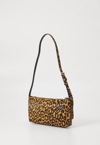 Sac à épaule à motif léopard avec une sangle noire. Fabriqué en matériau texturé, il présente une fermeture éclair et une forme rectangulaire.