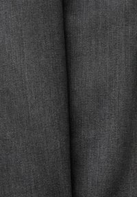Tela de color gris oscuro con un acabado texturizado, que presenta un patrón de tejido sutil. El material es liviano y se drapea suavemente.