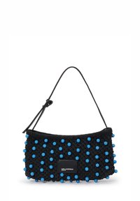 Svart stickad handväska med blå dekorativa pärlor, läderrem och en logotypflik, med en svängd form och strukturerad yta.