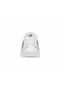 Weißer Sneaker mit einem glatten Lederobermaterial, schwarzen Streifen an den Seiten und einer runden Zehenpartie. Enthält weiße Schnürsenkel und ein Markenlogo auf der Zunge.