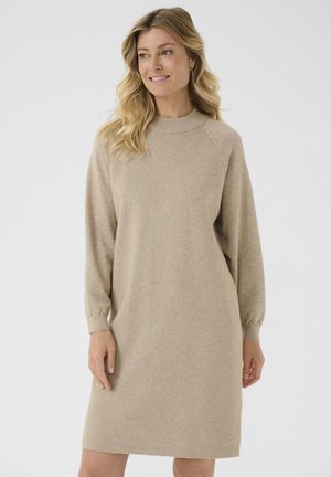 Robe en tricot beige avec de longues manches raglan, un col côtelé haut et des poignets à bord festonné. Présente un petit logo près de l'ourlet.