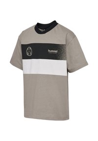 Kortærmet t-shirt lavet af bomuld, med en grå krop, horisontale farveblokke i sort og hvid samt en rund hals.