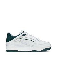Hvide lædersneakers med grønne ruskindsdetaljer, gummisål og snørebåndsdesign. Har et logo på siden og en tekstureret hæl.