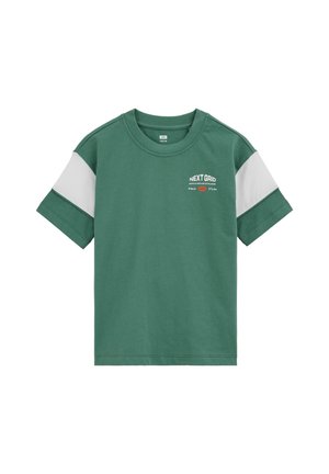 Zielona koszulka z krótkim rękawem z białymi akcentami na rękawach i nadrukiem tekstu „NEXT GRID” na lewej piersi.