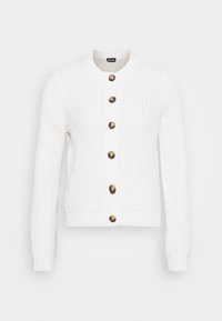 Gilet en tricot blanc avec un col rond et des manches longues, comportant six grands boutons marron sur le devant et un bord côtelé aux poignets et à l'ourlet.