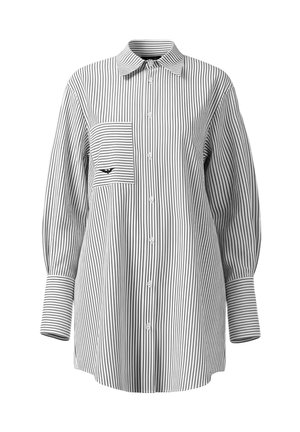 Juoda-balta dryžuota marškiniai su sagomis, su kišene, ilgomis rankovėmis ir klasikiniais atvartais. Lygios audinio tekstūros.