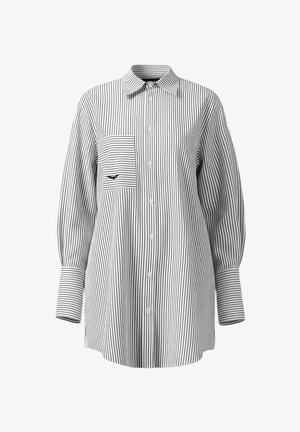 Juoda-balta dryžuota marškiniai su sagomis, su kišene, ilgomis rankovėmis ir klasikiniais atvartais. Lygios audinio tekstūros.