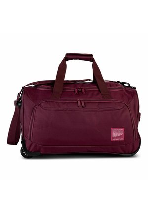 Große kastanienbraune Rolltasche mit Reißverschlusstaschen, zwei Griffen, Schultergurt und einem kleinen Markenaufnäher auf der Vordertasche.